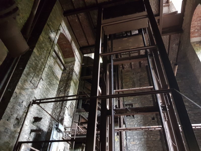hasard-vast-gezette-lift-in-schacht